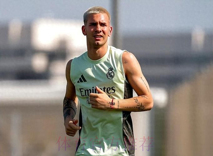 马卡:皇马未签中卫因信任小将 不会为了签约而签约 马卡:皇马未签中卫因信任小将 不会为了签约而签约